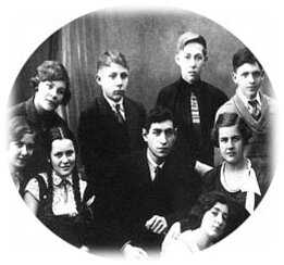 К.С.Симонян (в центре)